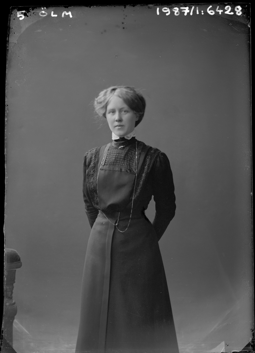 Porträtt från fotografen Maria Teschs ateljé i Linköping. 1914.
Beställare: Maja Löfgren.