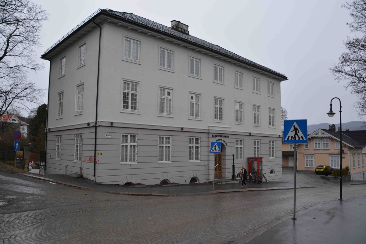 Kongsberg telebygg ligger innenfor byens kultursentrum og er et godt eksempel på "offentlig" nyklassisisme. Byggets fasade, inngangsparti og trapperom er spesielt bevaringsverdig. Bygget har vært brukt som opplysningssentral. Det er et pusset murbygg i nyklassisistisk stil, tre etasjer.