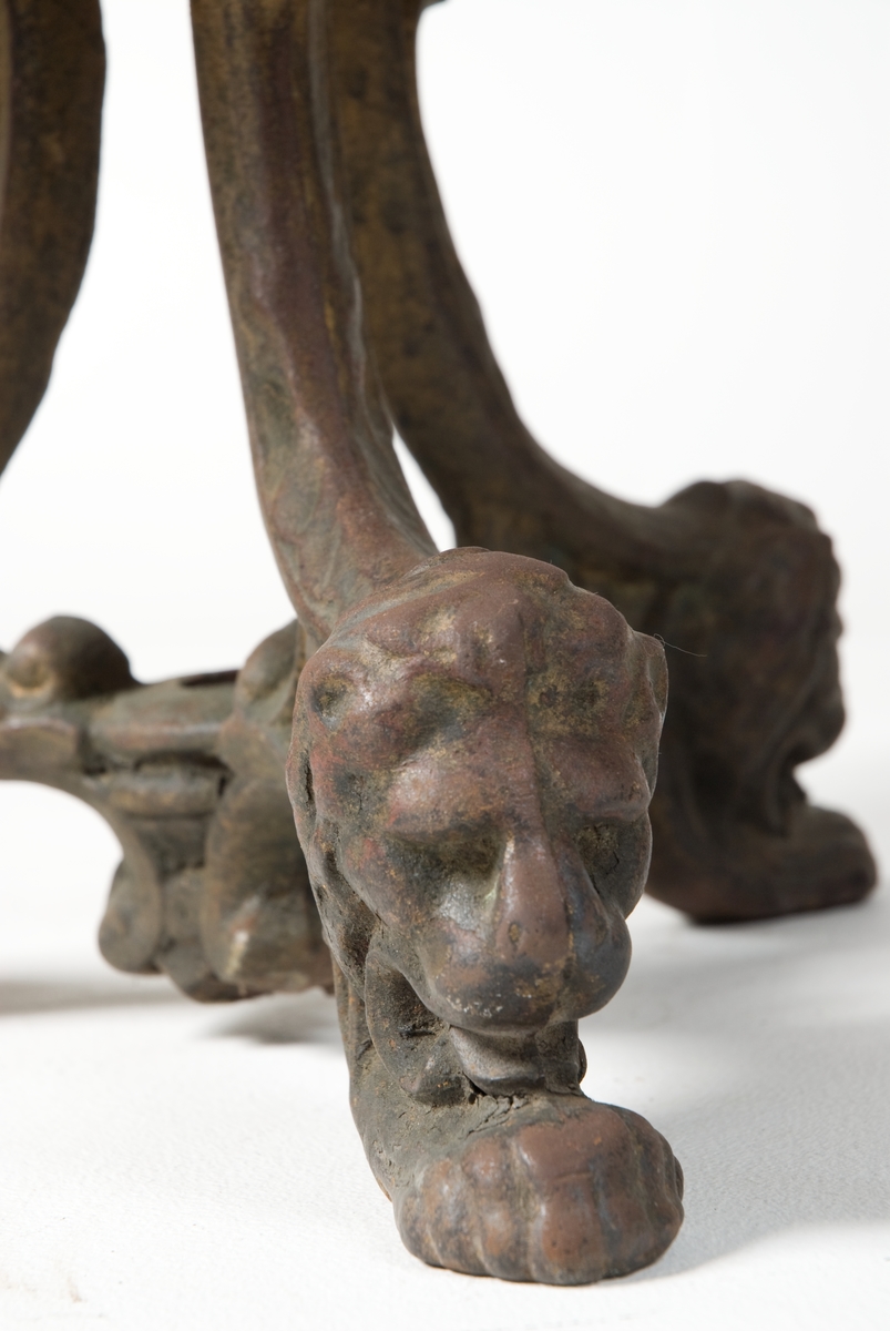 Stol av mahogny med halvcirkelformat ryggstöd (en av sex stycken likadana). Vridbar sits med resårer. Plyschklädda och försedda med fransar. Underrede av gjutjärn med tre fötter och en skruv i mutter för fastsättning i däck.