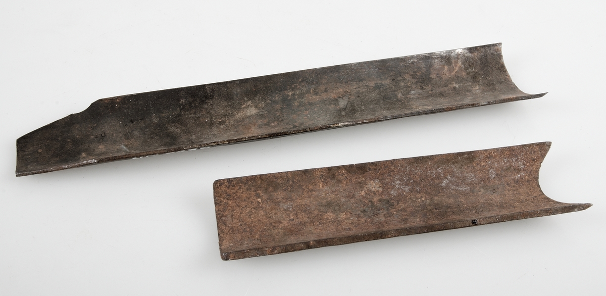 Hyveljärn av järn med rundat tvärsnitt, passande till utarbetningshyvlar av typ 9211 a-d för bl.a såp och silltunnor 3a) Höjd 0,9 cm, längd 23 cm, bredd 4,5 cm. 3b) Höjd 1,1 cm, längd 14,2 cm, bredd 4 cm.