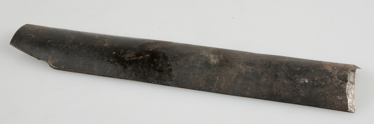 Hyveljärn av järn med rundat tvärsnitt, passande till utarbetningshyvlar av typ 9211 a-d för bl.a såp och silltunnor 3a) Höjd 0,9 cm, längd 23 cm, bredd 4,5 cm. 3b) Höjd 1,1 cm, längd 14,2 cm, bredd 4 cm.