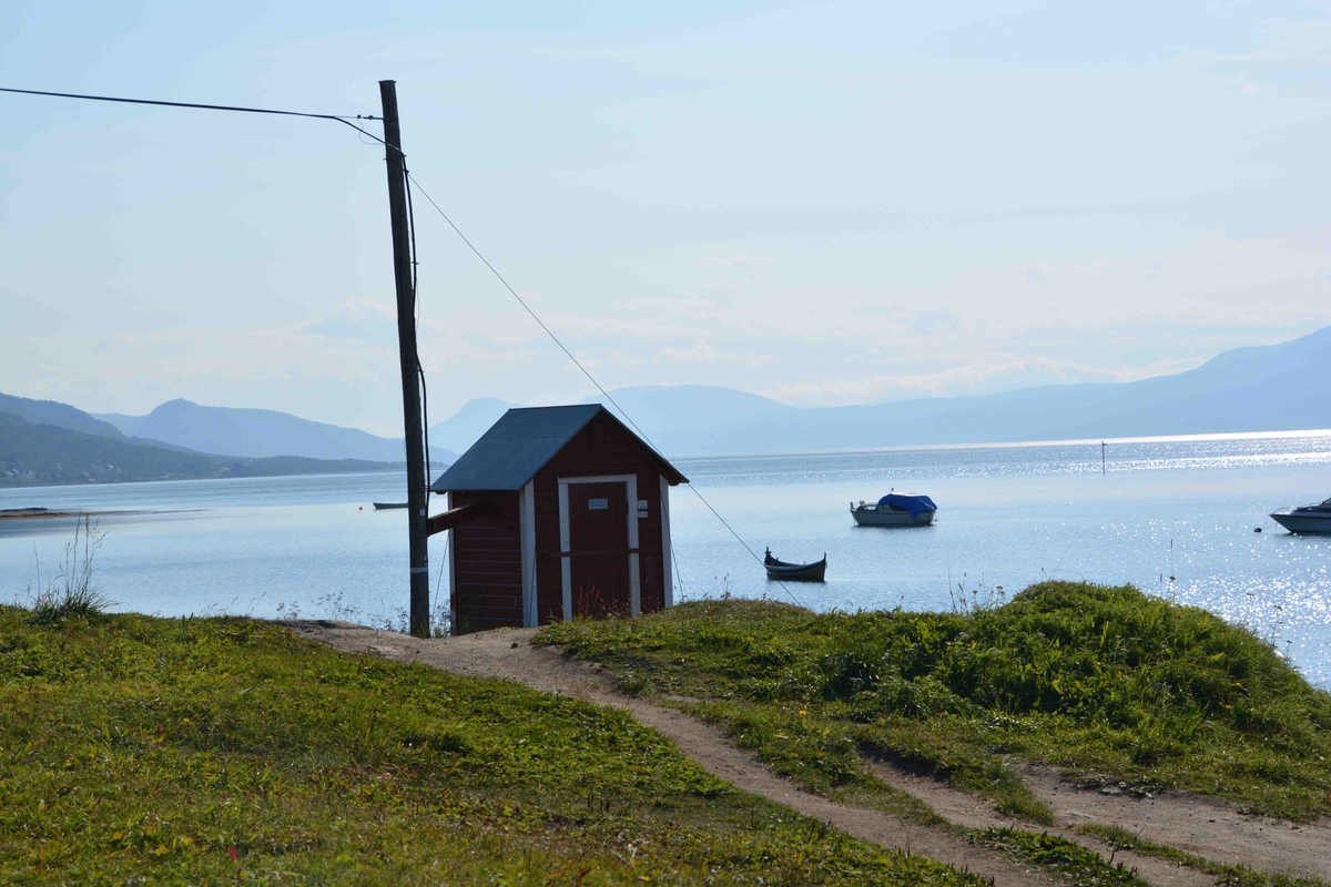I Telegrafbukta, ved strandkanten i det populære utfartsområdet sør på Tromsøya, står en liten rødmalt trebygning. Huset ble benyttet til inntak for sjøkabler.
I 1869 kom kabelen fra Tisnes til Lanes på Tromsøya.  Denne kabelen var det ofte brudd på. Derfor ble det lagt en ny kabel i 1894 fra Tisnes til dette sjøkabelhuset i Telegrafbukta.