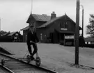 Östra Grevie station, SJ anställd på dressin, 1919 E på asken
	Metallutfällning.