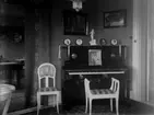 Rumsinteriör med piano, 1917 C på lådan
	Metallutfällning, gul missfärgning.