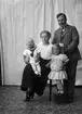 Ateljébild familj med två barn, vy 1920 på asken.