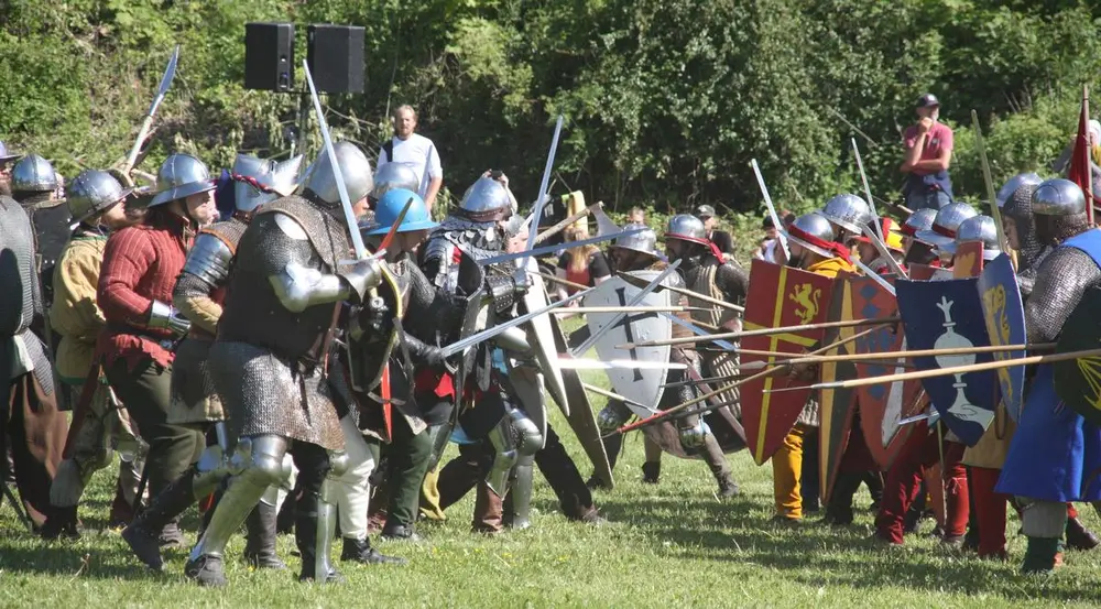 mange mennesker i rustning som sloss