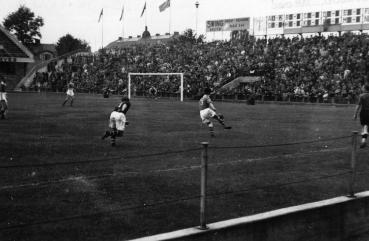 Situationsbilder  från fotbollsmatch mellan Sverige-Danmark på Råsunda fotbollsstadion.