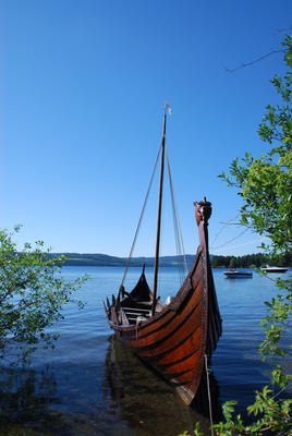 Et vikingskip med dragehode i stavnen
