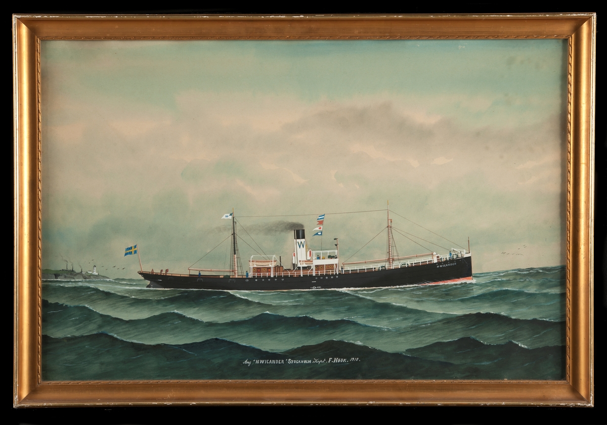 Fartyget stävar från land. Skorsten och standert märkta 'W” (Wikanders Rederi, Stockholm, ägare 1892-1913). Över bryggan namnsignalerna: JBCD, på aktre masten rederiflagga med W, i aktern svensk flagga.