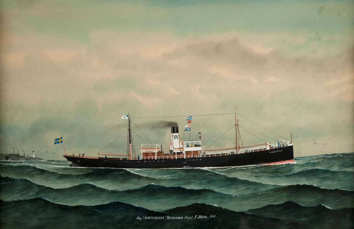 Fartyget stävar från land. Skorsten och standert märkta 'W” (Wikanders Rederi, Stockholm, ägare 1892-1913). Över bryggan namnsignalerna: JBCD, på aktre masten rederiflagga med W, i aktern svensk flagga.