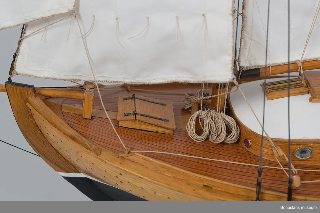 Modell av klinkbyggd kosterbåt. Gaffelriggad med bogspröt och segel, däckad och ruffad. Svartmålad botten. Detaljrik.
På styrbords kölsida, aktern, signerat med vita bokstäver:
Bengt Pettersson 2002
Påskrift midskepps:
ZAIMA
SS FRAM 1919

Ställ tillhör, ingår ej i måttangivelserna.