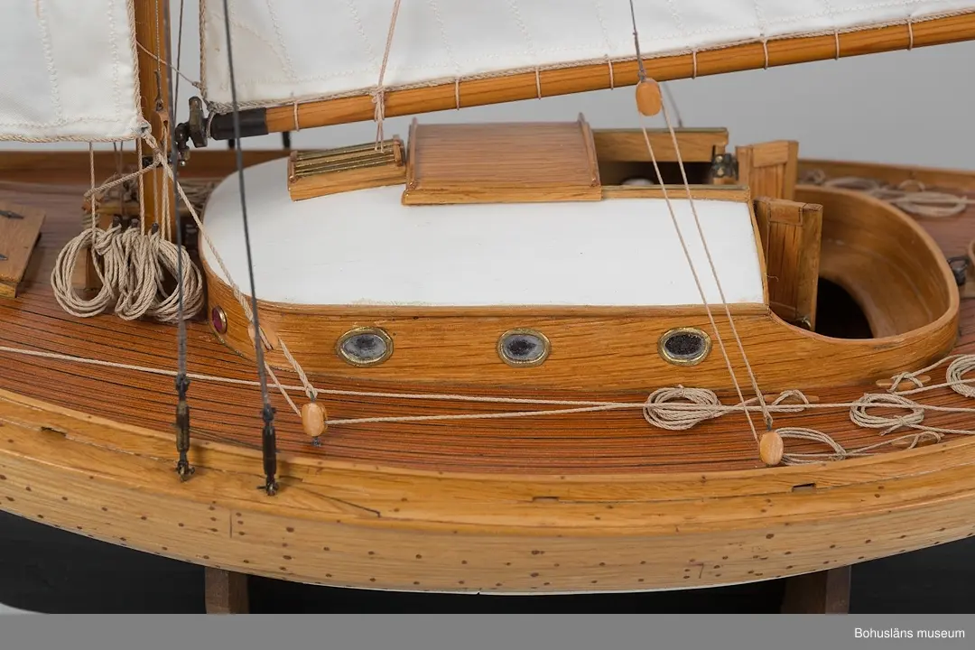 Modell av klinkbyggd kosterbåt. Gaffelriggad med bogspröt och segel, däckad och ruffad. Svartmålad botten. Detaljrik.
På styrbords kölsida, aktern, signerat med vita bokstäver:
Bengt Pettersson 2002
Påskrift midskepps:
ZAIMA
SS FRAM 1919

Ställ tillhör, ingår ej i måttangivelserna.