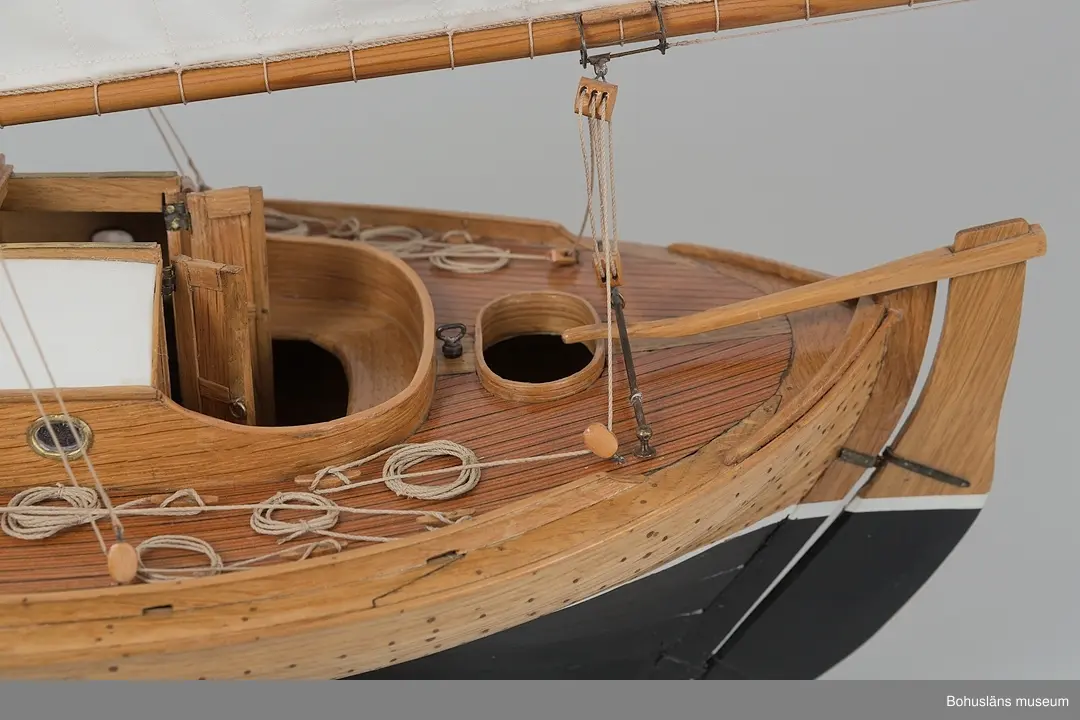 Modell av klinkbyggd kosterbåt. Gaffelriggad med bogspröt och segel, däckad och ruffad. Svartmålad botten. Detaljrik.
På styrbords kölsida, aktern, signerat med vita bokstäver:
Bengt Pettersson 2002
Påskrift midskepps:
ZAIMA
SS FRAM 1919

Ställ tillhör, ingår ej i måttangivelserna.