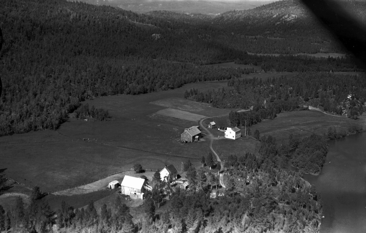 Flyfoto: Nergård og Nerum i Salangsdalen, Bardu