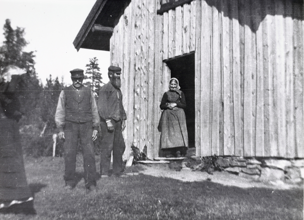 Gruppebildet foran huset på husmannplassen Maltjernmoen, fra venstre: Anne Helene Knutsen, Johan, antagelig født Lindstrøm, Embret Sannbo, Kjestine (Johans kone).