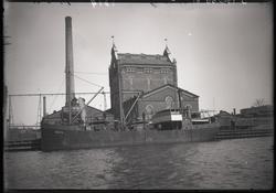 Lastångfartyget GÖSTA av Göteborg i Åhus hamn, 27 april 1919