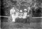 Familjegrupp fem personer.
Familjen Johansson: Emilia Johansson med döttrarna Ingeborg, Brita och Hedvig och maken Karl Johansson.
19/6 1912 i Tälle.