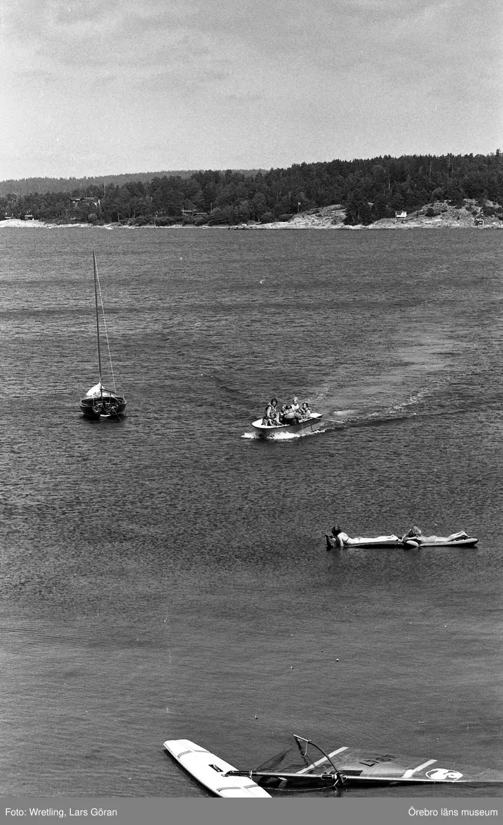 Sista Ammenäs sommaren  24 juli 1982.

Ammenäs skulle avvecklas från Örebro kommuns verksamhet. Koloniverksamheten var för dyr. Istället föreslogs att ekonomin skulle investeras i Ånnaboda.