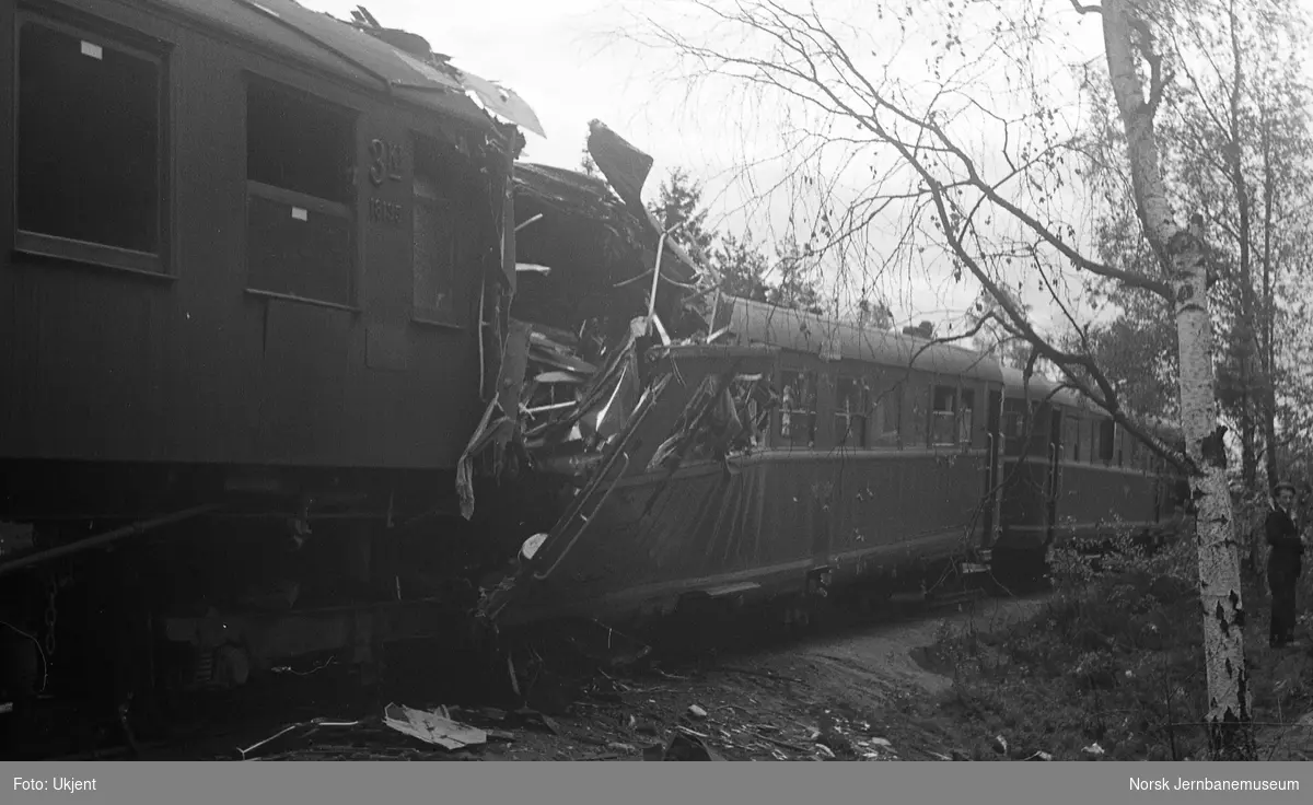 Kollisjon mellom togene 213 og 609 mellom Nittedal og Åneby 7. august 1948 - bakerste personvogn i tog 609 og fremste vogn i motorvogntoget