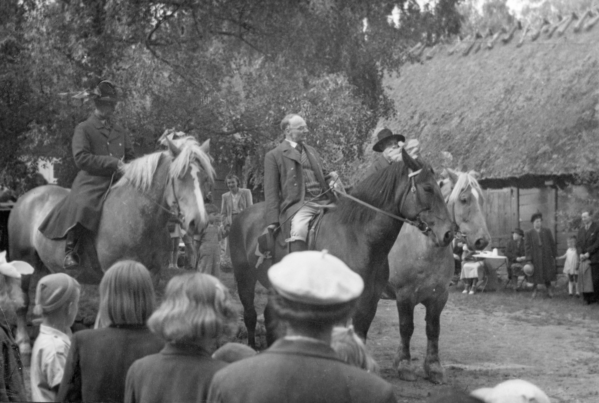 Halmstad, Hallandsgården. Festtåg på Hallandsgården, i mitten landsantikvarie Erik Salvén till häst.