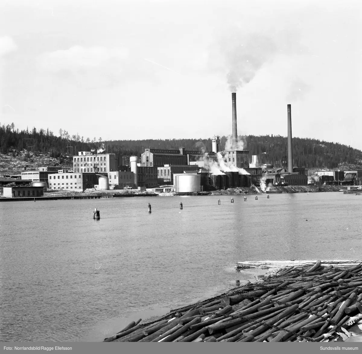 Svartviksfabriken fotograferad från Harabergsbron.