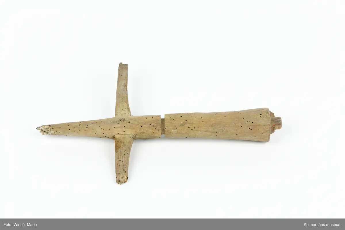 KLM 17341:1-2. Redskap, trä, 2 stycken. Redskap avnvänt för tvinning av rep.:1: Avlångt, spetsformat redskap med vridbart handtag på trävals. Tvärgående pinne, avbruten på ena sidan. :2:  Avlångt, spetsformat redskap med vridbart handtag på trävals. Tvärgående pinne, avbruten i båda ändarna, samt i spetsen.