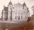 Kalmar domkyrka under tidigt 1900-tal. Observera överbyggnaden till en av de kommunala brunnarna till höger i bild.