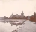 Stadsparkens strandpromenad, med Kalmar slott i bakgrunden, innan strandskoningen byggdes.