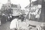 Parad på Stortorget. Bilden är troligen tagen runt 1905 när Kalmar stadshotell byggdes eftersom byggställningar fortfarande finns uppe. Rådhuset syns till höger.