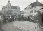 Parad på Stortorget. Bilden är troligen tagen runt 1905 när Kalmar stadshotell byggdes eftersom byggställningar fortfarande finns uppe. Rådhuset syns till höger.