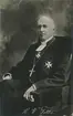 Henry William Tottie (f. 1856, d. 1913). Henry Tottie var den siste biskopen i Kalmar stift och verkade mellan 1900-1913. 
Fotografiet användes som förlaga till det porträtt i olja som målades och hängdes upp på läroverket.