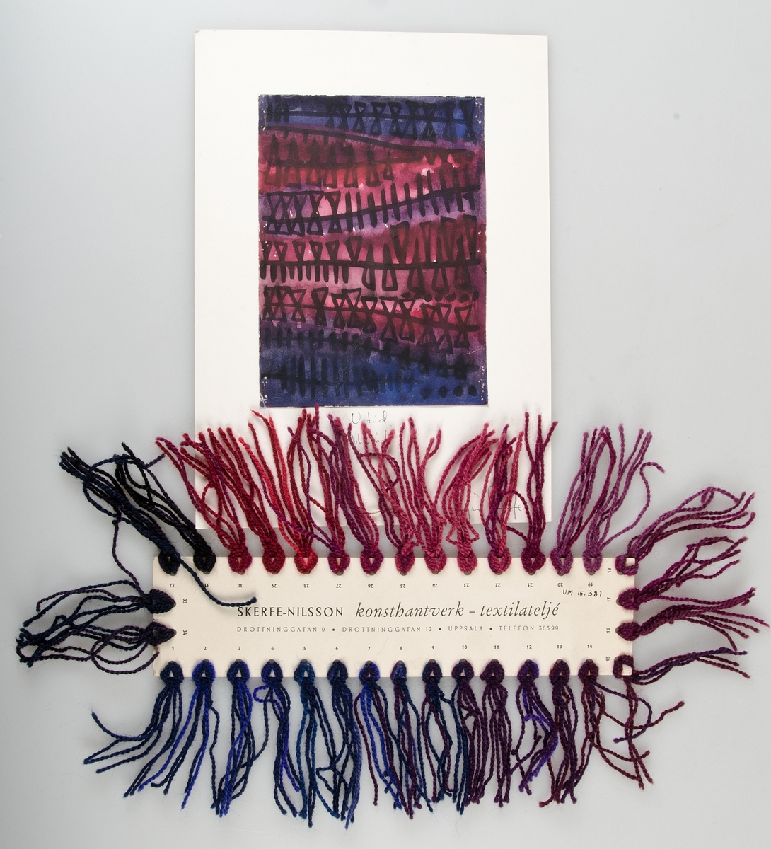 Skiss och garnkarta 50X26 cm med ullgarn till ryan. " Urtid, blåröd". Sigbnerad Ingrid Skerfe. " Gjord i Scweiz. Hemlängtan. Renbeteshagen". Text på garnkartan  Skerfe-Nilsson textilatelje" Uppsala. Drottninggatan 9. drottninggatan 12 telefon 38399.
