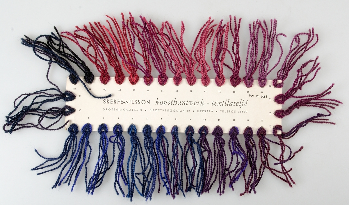 Skiss och garnkarta 50X26 cm med ullgarn till ryan. " Urtid, blåröd". Sigbnerad Ingrid Skerfe. " Gjord i Scweiz. Hemlängtan. Renbeteshagen". Text på garnkartan  Skerfe-Nilsson textilatelje" Uppsala. Drottninggatan 9. drottninggatan 12 telefon 38399.