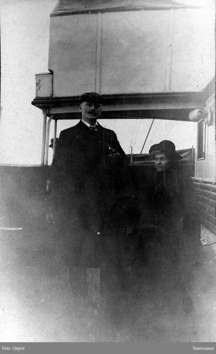 Telegrafdirektør Heftyes reise i Nord- Norge 1911. Antakelig Knut Hamsun og Marie Hamsun ombord i skipet "Midnattssol".