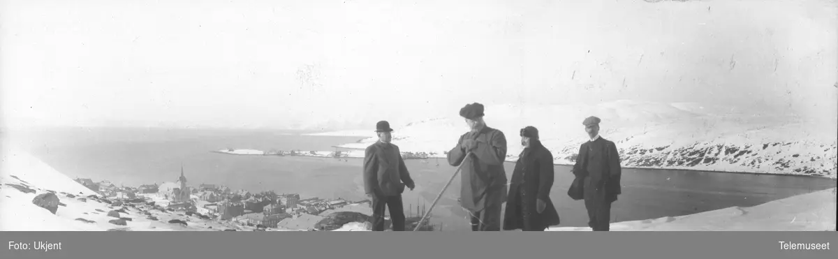 Telegrafdirektør Heftyes reise i Nord- Norge 1911. Gruppebilde på Sadelen med utsikt ned mot Hammerfest 23.mars.