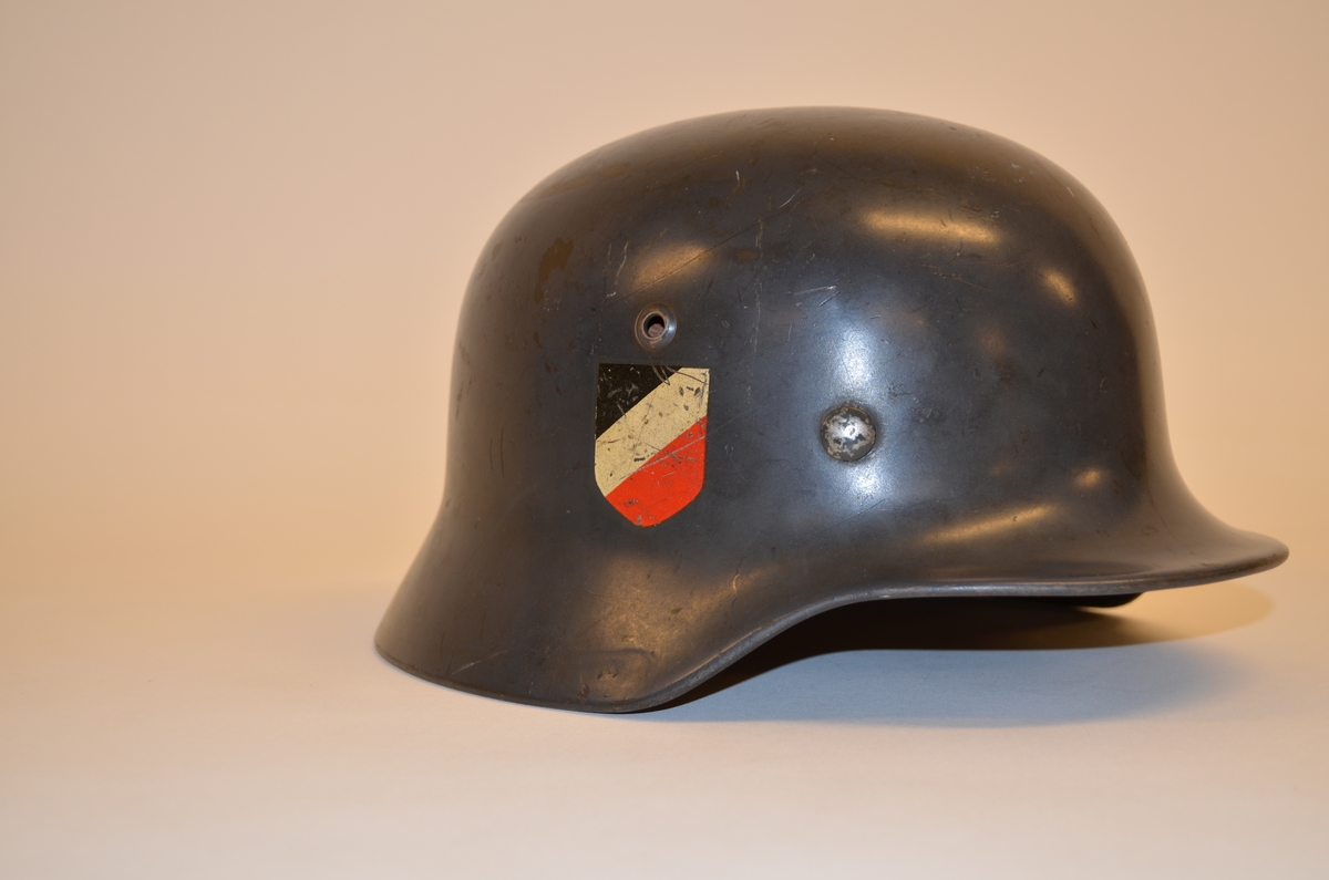 Tyskerhjelmen, "Stahlhelm M 35", ble opprinnelig brukt av en soldat som tjensestegjorde under den tyske okkupasjonsmakten  i Norge i 1944-45. På utsiden er hjelmen grå-blå, hjelmdecal med den tyske ørn og hakekors i gull med svarte kanter på venstre side, Kokarde i de tyske nasjonalfargene, svart, hvitt og rødt på høyre side.  På innsiden er hjelmen "foret" med lær.