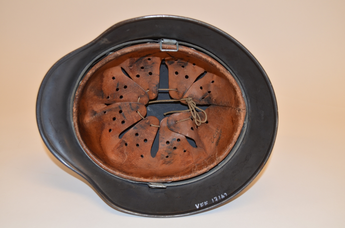 Tyskerhjelmen, "Stahlhelm M 35", ble opprinnelig brukt av en soldat som tjensestegjorde under den tyske okkupasjonsmakten  i Norge i 1944-45. På utsiden er hjelmen grå-blå, hjelmdecal med den tyske ørn og hakekors i gull med svarte kanter på venstre side, Kokarde i de tyske nasjonalfargene, svart, hvitt og rødt på høyre side.  På innsiden er hjelmen "foret" med lær.