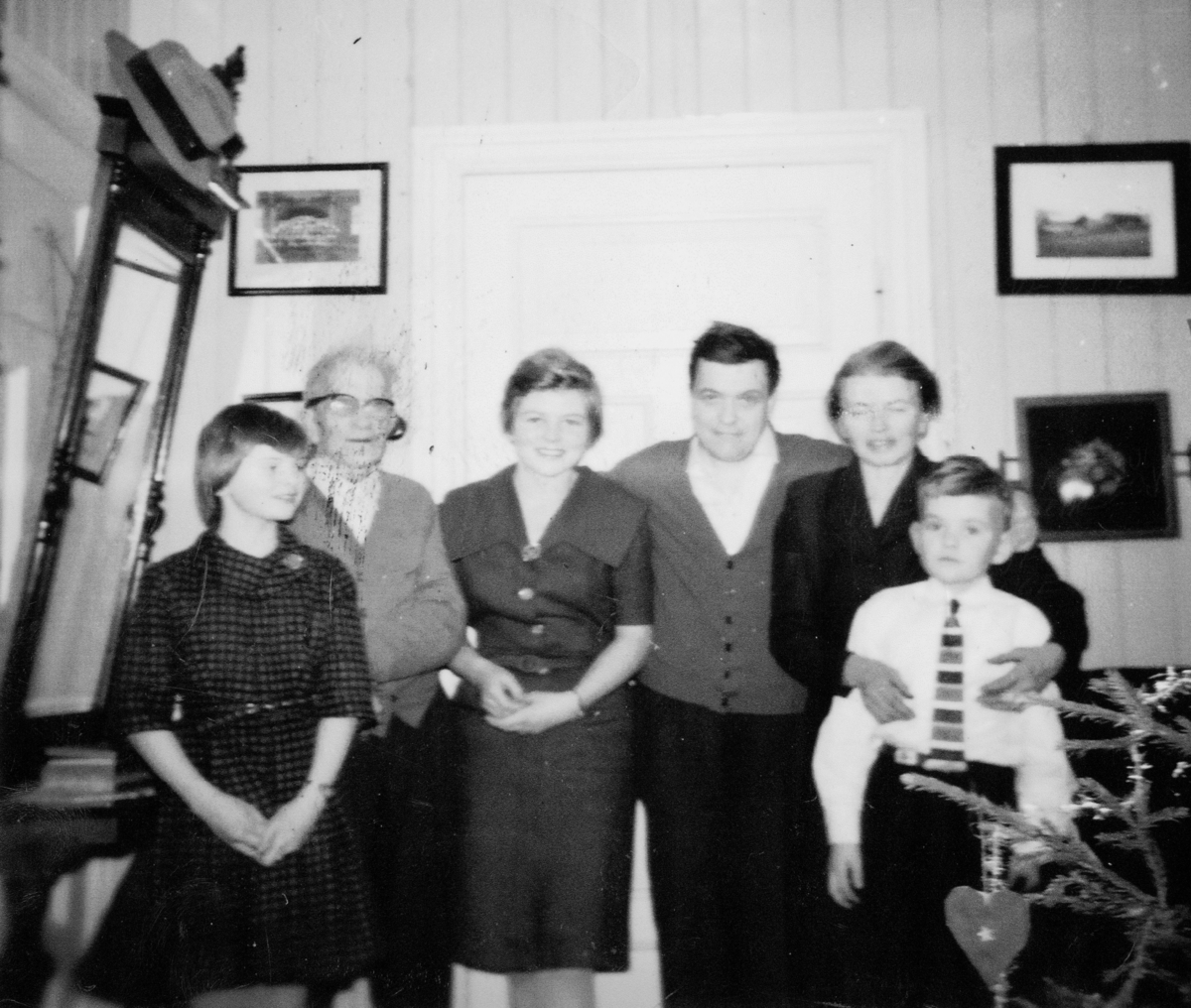 Julekveld, 1961, Haga 82-13, Vang H. F.v. Marit Eriksen, g. Høilund, Erik Eriksen, Eva Eriksen g. Hagemann, Kjell Eriksen, Ingeborg Eriksen, Erik Arne Eriksen.