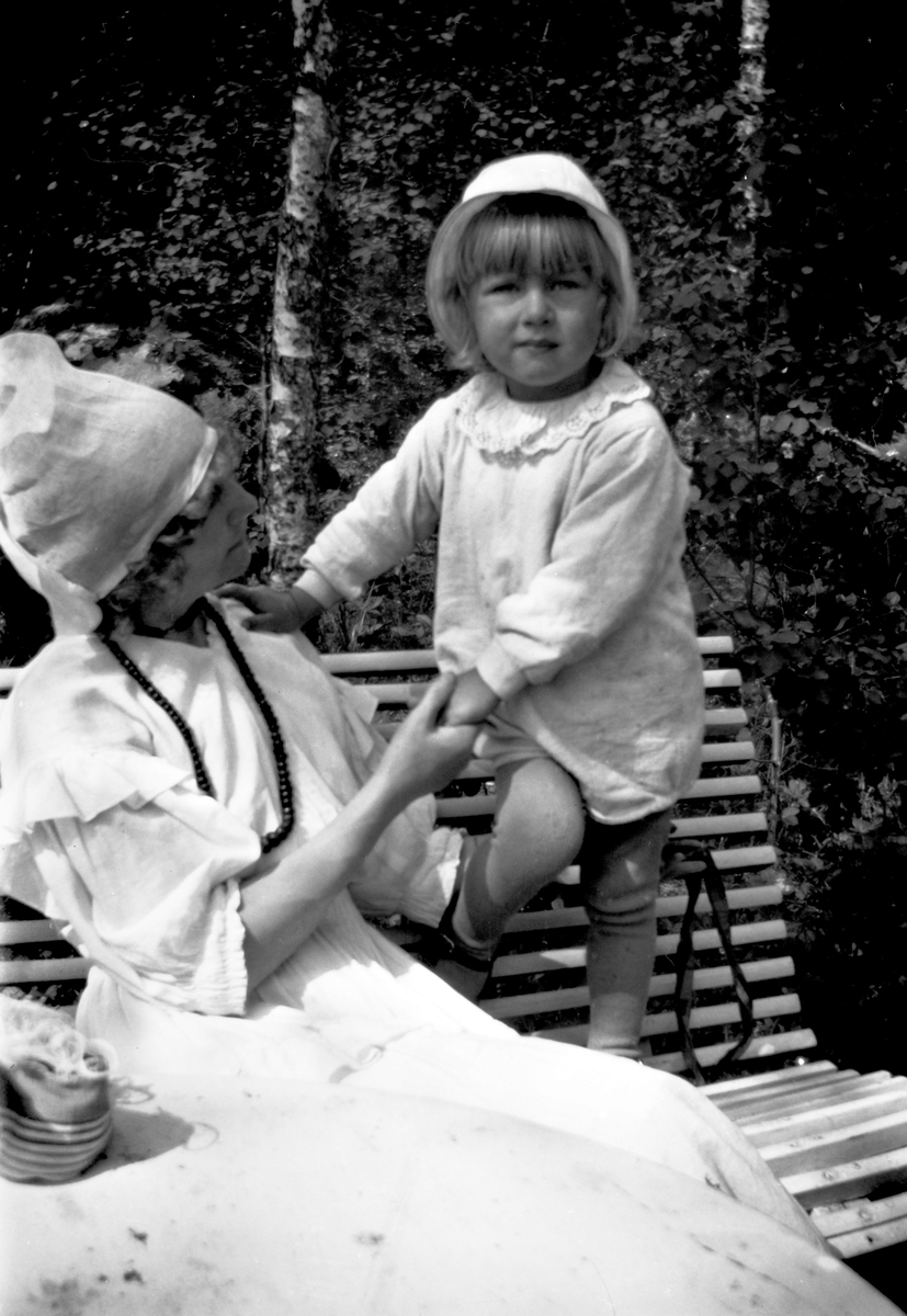 Ester Ellqvist-Bauer tillsammans med sonen Bengt "Putte" Bauer vid Björkudden.