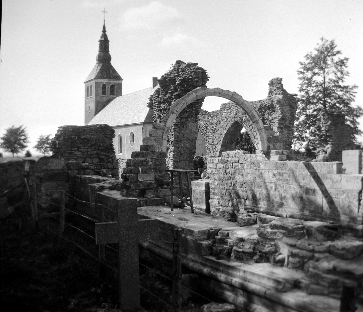 Klosterkyrkan från vsv. med Gudhems nya kyrka i bakgrunden.