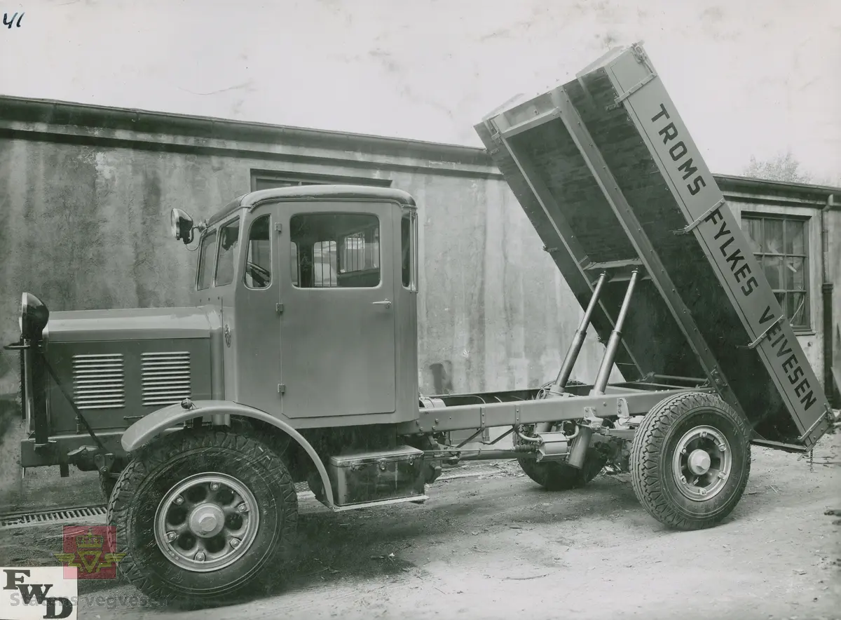 FWD lastebil med kjennetegn X-628. Troms Fylkes Veivesen. "Med hydraulisk tipp for gruskjøring om sommeren og utstyr for tung brøyting om vinteren hadde denne i ca. 1935 FWD helårsjobb hos Troms Fylkes veivesen. (Simon Sletten)."
Jf.  "Norsk lastebilleksikon-De første 40 årene. Lastebiler i Norge 1900-1940," side 95, av Asbjørn Rolseth.