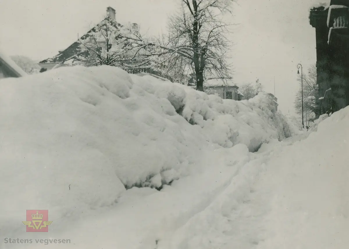 Bildet er fra hovedveiene rundt i Vest-Agder vinteren 1937. Store snømengder. Ref. til "Meddelelser fra Veidirektøren", Nr. 3-1937. "De vanskelige sneforhold på Sørlandet i år". Av avdelingsingeniør T. Backer. Se vedlegg i Nedlastinger.