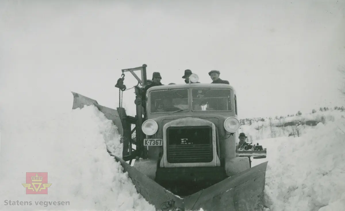 1936 modell FWD lastebil med påmontert sideplog.  Kjennetegn K-7367.  Ref. til "Meddelelser fra Veidirektøren", Nr. 3-1937. "De vanskelige sneforhold på Sørlandet i år". Av avdelingsingeniør T. Backer. Se vedlegg i Nedlastinger der bildet er illustrert i artikkelen.  

Ref. til artikkel om snøploger og snøskjermer i "Vegvesenets redskaper og maskiner 1941," av overingeniør Johs. Eggen. 

25.08.2016: "K-7367 må være registrert ikke lenge etter at redaksjonen for Norges Bilbok 1935 ble avsluttet, sannsynligvis våren det året, siden høyeste nr. i K-7000 serien der er 7319."

02.04.2017: "FWD lastebil 1936 modell på Kvinesheia i Kvinesdal våren 1938. Bildet er tatt på Grunnevannsmyra 100 meter før en kommer til Hitreskog vegen på veg vestover. Her var en berykta plass når vinden kom fra nord øst, da kom den ut av en dal på ca 3 km og presset seg sammen i bredde til ca. 200 meter. Her var store problem helt fra det første forsøk på å holde vegen oppe hele vinteren første gang 1926-1927. 
På bildet  er Colbjørnsen  til høyre i bildet med hatt, han var leverandør av både bil og sideplog. Der er flere bilder fra denne befaringen. Stedsnavn i dalen bak bilen heter Jammerdalen, navnet kom av når de bygde Møskedalsvegen over Kvinesheia som var ferdig  1907, så frøs arbeiderne noe forferdelig i vinden i den trange dalen." 
Ref. til "Meddelelser fra Veidirektøren", Nr. 3-1937. "De vanskelige sneforhold på Sørlandet i år". Av avdelingsingeniør T. Backer.