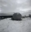 En gravmarkering i form av en stor rund sten mitt på en stensättning som är över 40 meter i diameter.