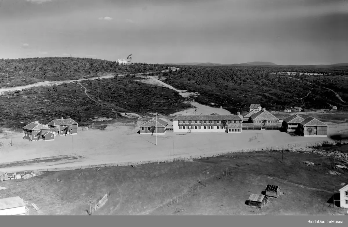 Internahtta ja Guovdageainnu skuvla 1959.
Internat og Kautokeino skole 1959.