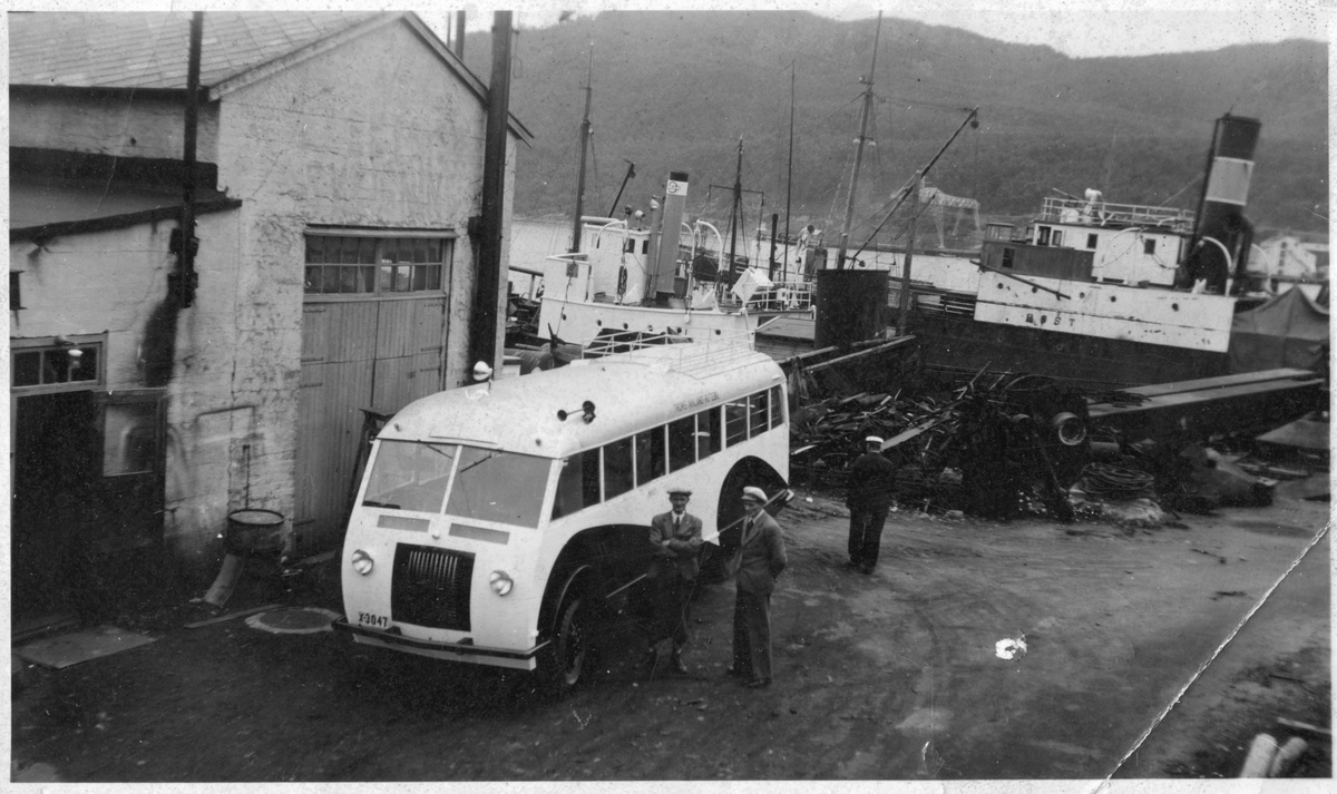 TIRB-buss på Kaarbøverkstedet. I bakgrunnen ligger lokalbåten D/S "Røst".