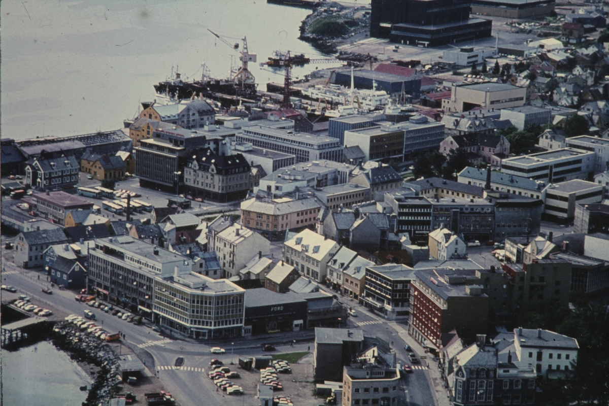 Flyfoto av Harstad sentrum.