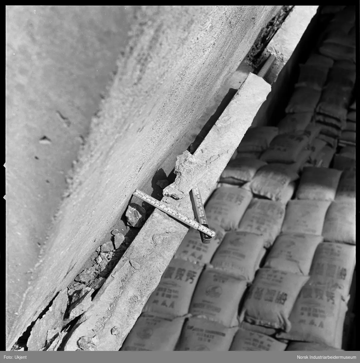 Uhell med betonglameller i bulkhall, B 188. Fuge og avskallinger på innersiden.