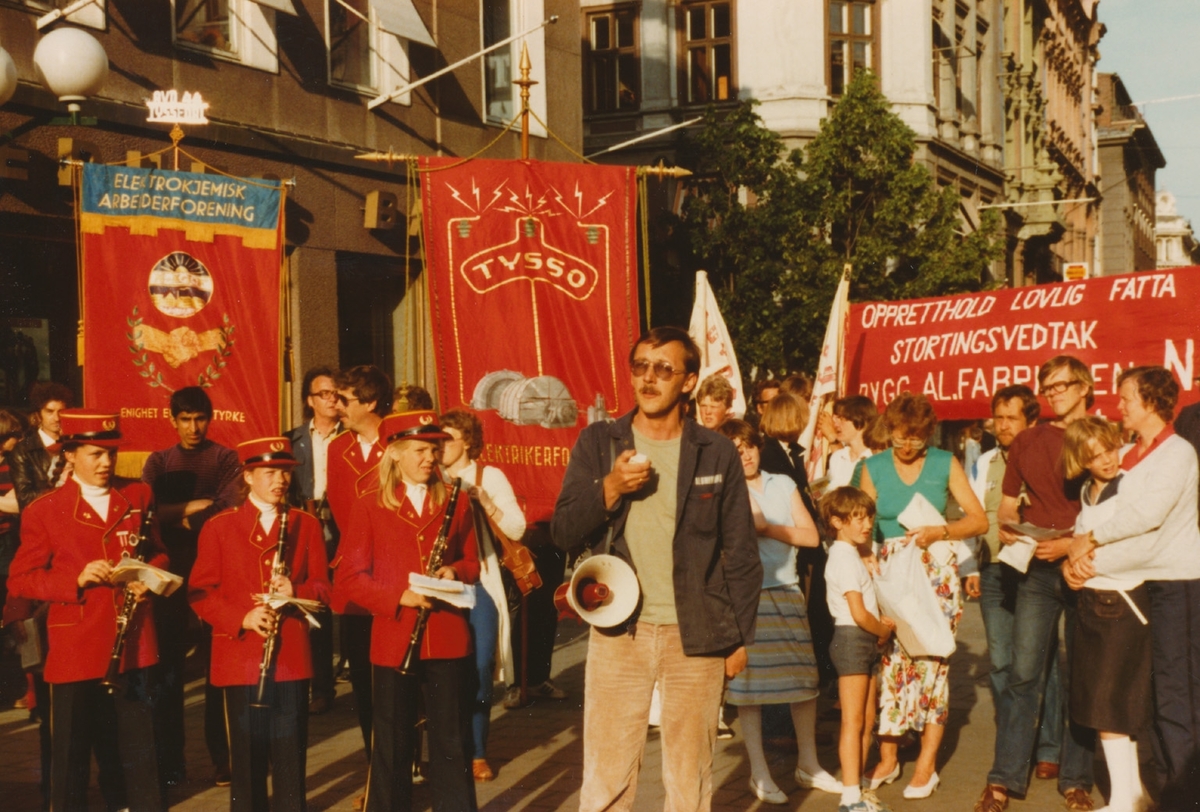 Tyssedal Skolekorps spelar på Egertorget i Oslo i ved demonstrasjonen for ny aluminiumsfabrikk i Tyssedal. 