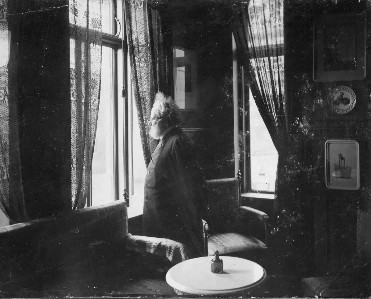 Henrik Ibsen står i vinduet i Arbins gate 1